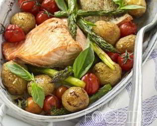 Жареный лосось со спаржей