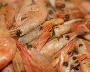 Жареные креветки с чесноком к пиву