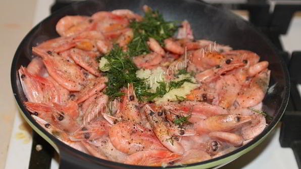 жареные креветки с чесноком к пиву