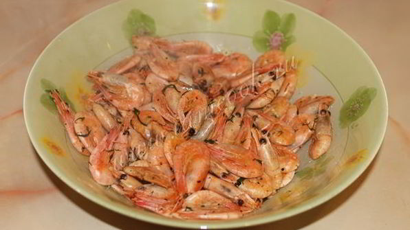 жареные креветки с чесноком к пиву