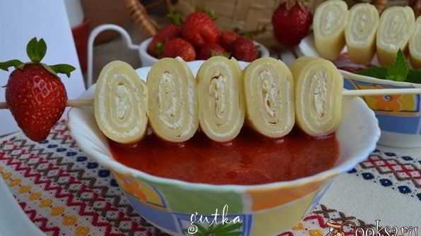 блинные шашлычки с творогом и соусом из клубники