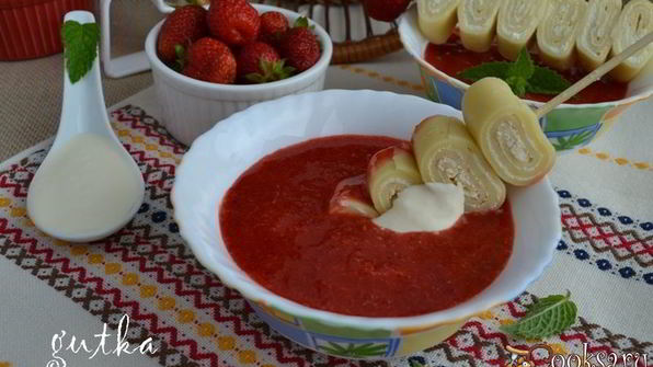 блинные шашлычки с творогом и соусом из клубники