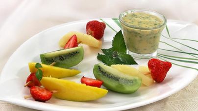 Фруктовые шашлычки с соусом из манго