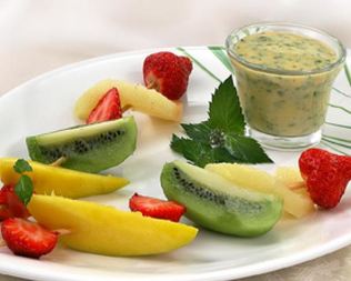 Фруктовые шашлычки с соусом из манго