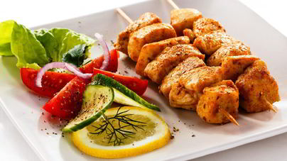 Куриный шашлык на шпажках