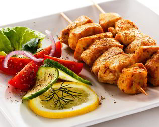 Куриный шашлык на шпажках