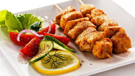 Куриный шашлык на шпажках