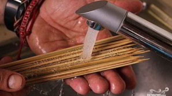 куриный шашлык на шпажках