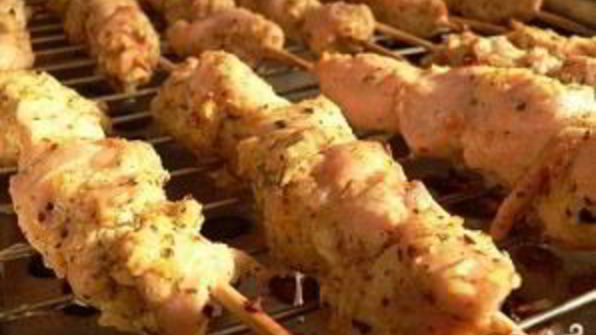 куриный шашлык на шпажках