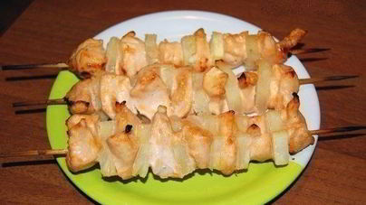 Куриные шашлычки с ананасами в духовке