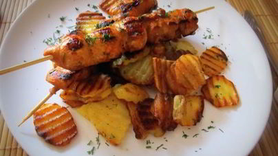 Куриные шашлычки с острым салатом из свежих овощей