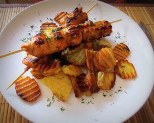 Куриные шашлычки с острым салатом из свежих овощей