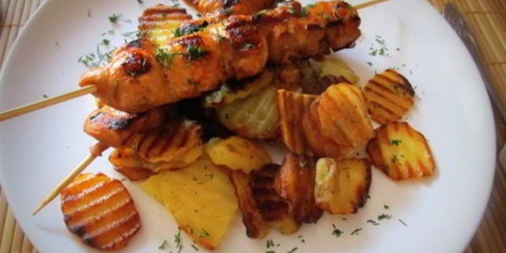 Рецепт куриные шашлычки с острым салатом из свежих овощей