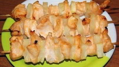 Куриные шашлыки с ананасами в духовке