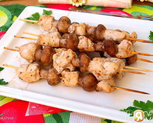 Куриные шашлыки с шампиньонами в духовке
