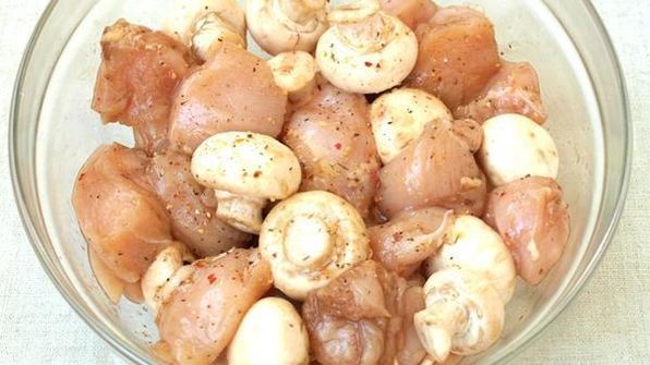 куриные шашлыки с шампиньонами в духовке