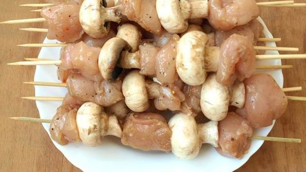 куриные шашлыки с шампиньонами в духовке