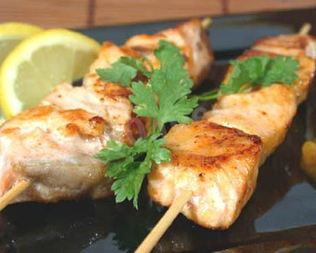 Рыбный шашлык семга на мангале