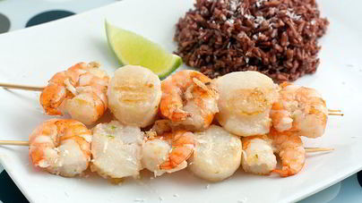 Шашлычки из гребешков и креветок