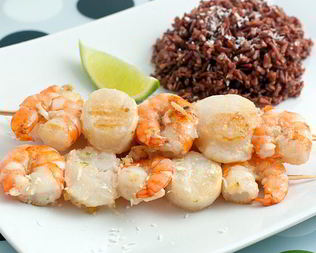 Шашлычки из гребешков и креветок