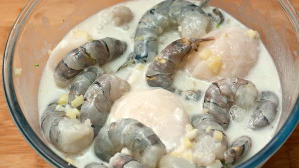 шашлычки из гребешков и креветок