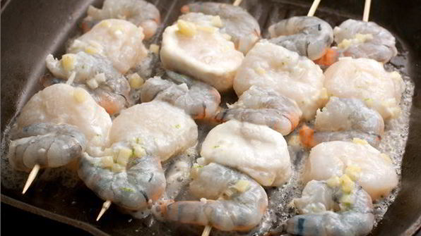 шашлычки из гребешков и креветок