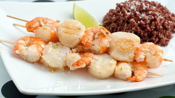 шашлычки из гребешков и креветок