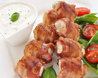 Шашлычки из индейки с беконом