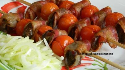 Шашлычки из печени с беконом и овощами