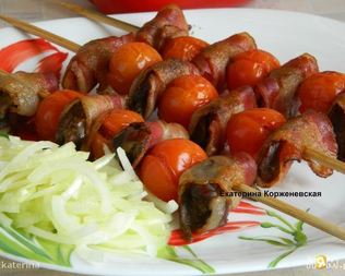 Шашлычки из печени с беконом и овощами
