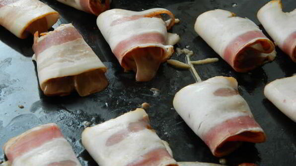 шашлычки из печени с беконом и овощами