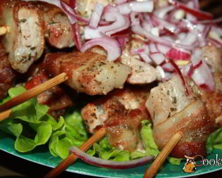 Шашлычки из свиного карбонада в беконе