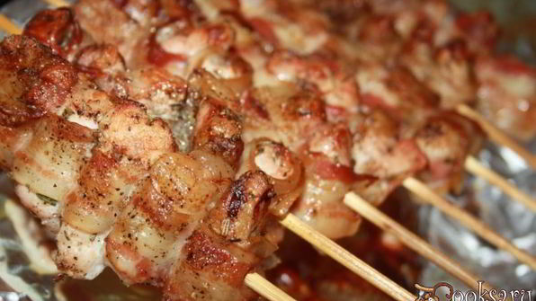 шашлычки из свиного карбонада в беконе