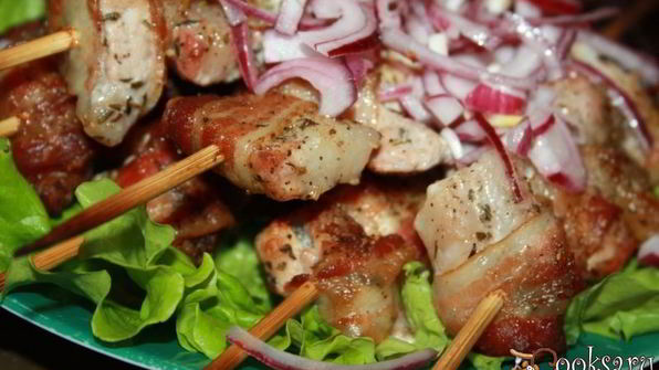 шашлычки из свиного карбонада в беконе