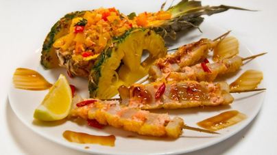 Шашлычок из гребешка и лосося с овощным соте в ананасе