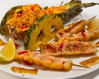 Шашлычок из гребешка и лосося с овощным соте в ананасе