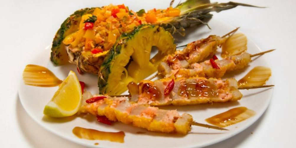 Рецепт шашлычок из гребешка и лосося с овощным соте в ананасе