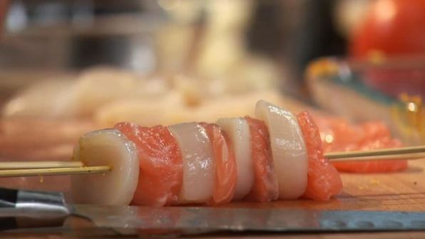 шашлычок из гребешка и лосося с овощным соте в ананасе