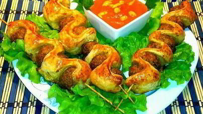 Шашлык из фарша со слоеным тестом