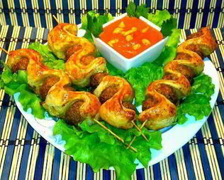 Шашлык из фарша со слоеным тестом