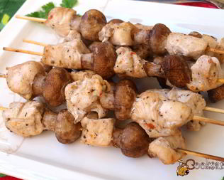 Шашлык из курицы с шампиньонами на шпажках