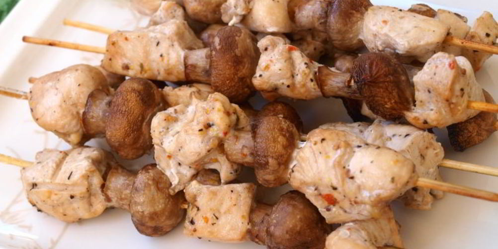 Рецепт шашлык из курицы с шампиньонами на шпажках