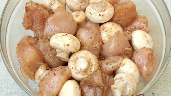 шашлык из курицы с шампиньонами на шпажках