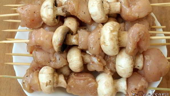 шашлык из курицы с шампиньонами на шпажках