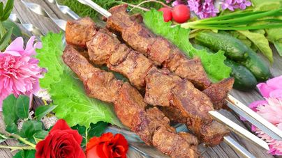 Шашлык из печени на мангале
