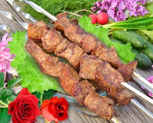 Шашлык из печени на мангале