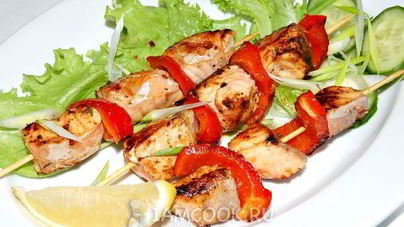 Шашлык из семги на сковороде на шпажках