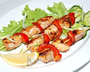 Шашлык из семги на сковороде на шпажках