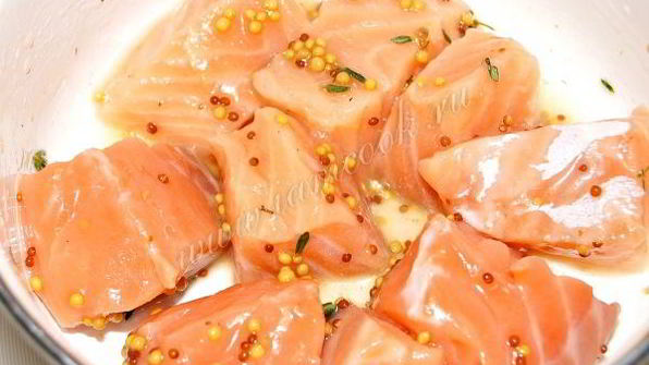 шашлык из семги на сковороде на шпажках