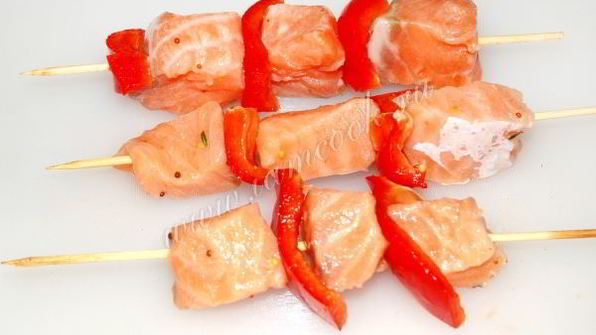 шашлык из семги на сковороде на шпажках